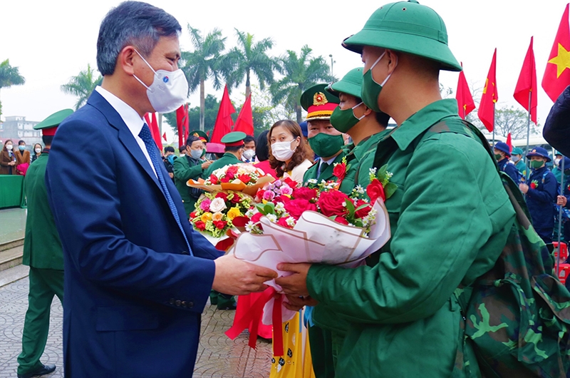 Chủ tịch tỉnh Quảng Bình Trần Thắng tặng hoa cho chiến sĩ mới tại huyện Lệ Thủy.