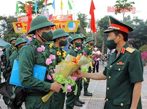 Thiếu tướng Nguyễn Minh Triều, Phó Tư lệnh Quân sự 9, tặng hoa và động viên tân binh.