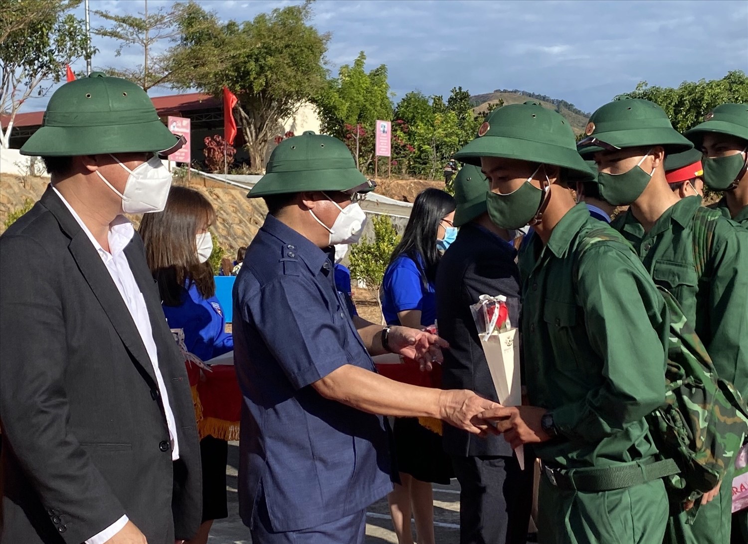 Lãnh đạo UBND tỉnh Kon Tum tặng hoa cho các chiến sỹ tham gia nhập ngũ