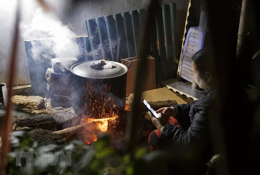 Ngồi bên bếp lửa canh nồi bánh chưng, bánh ống trong những ngày lạnh giá là hình ảnh gợi nhiều thương nhớ cho các thế hệ cứ mỗi dịp lễ, Tết. (Ảnh: Trọng Đạt/TTXVN)