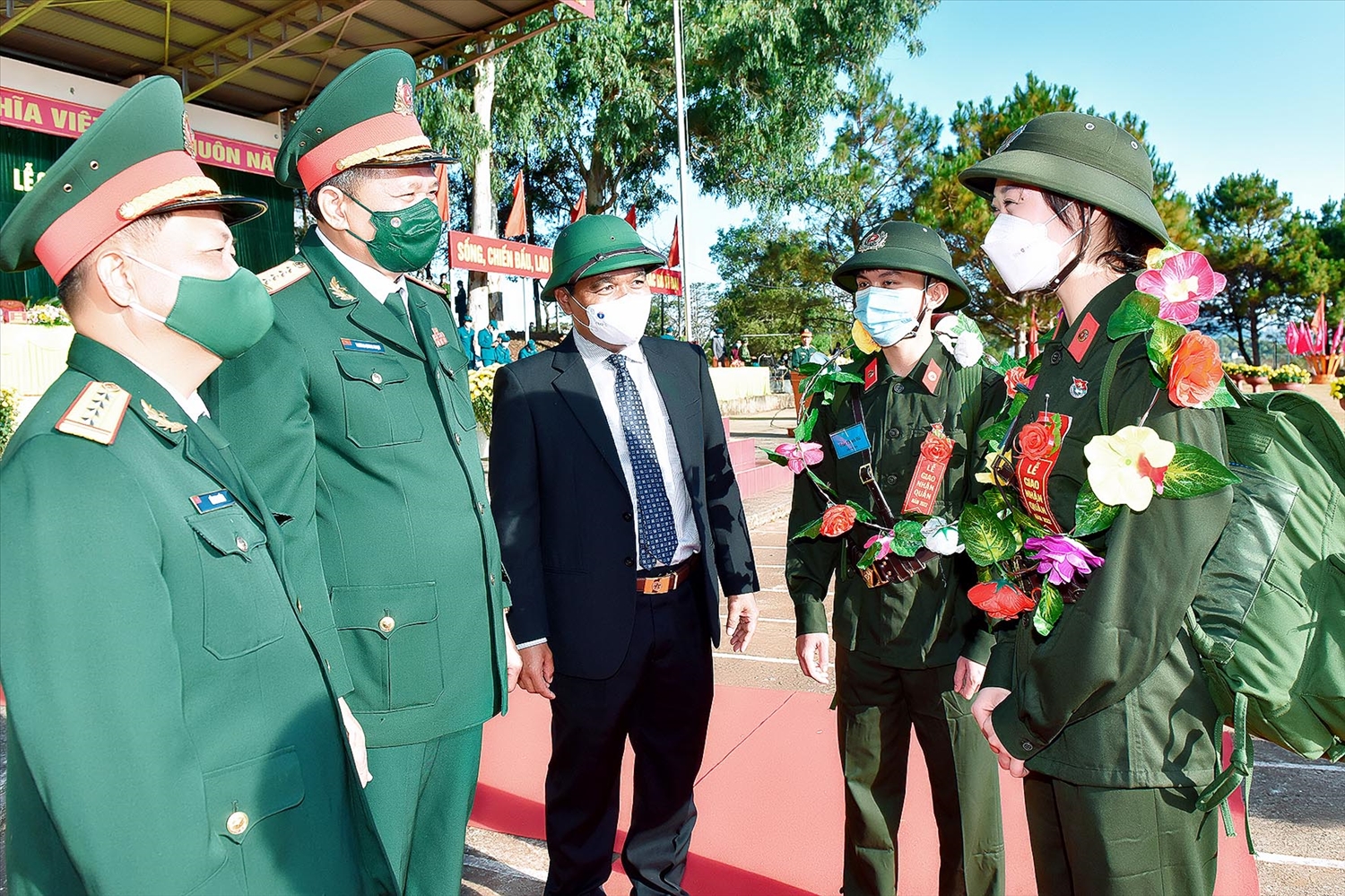 Lãnh đạo tỉnh Gia Lai trao hoa, động viên các tân binh trước khi lên đường nhập ngũ