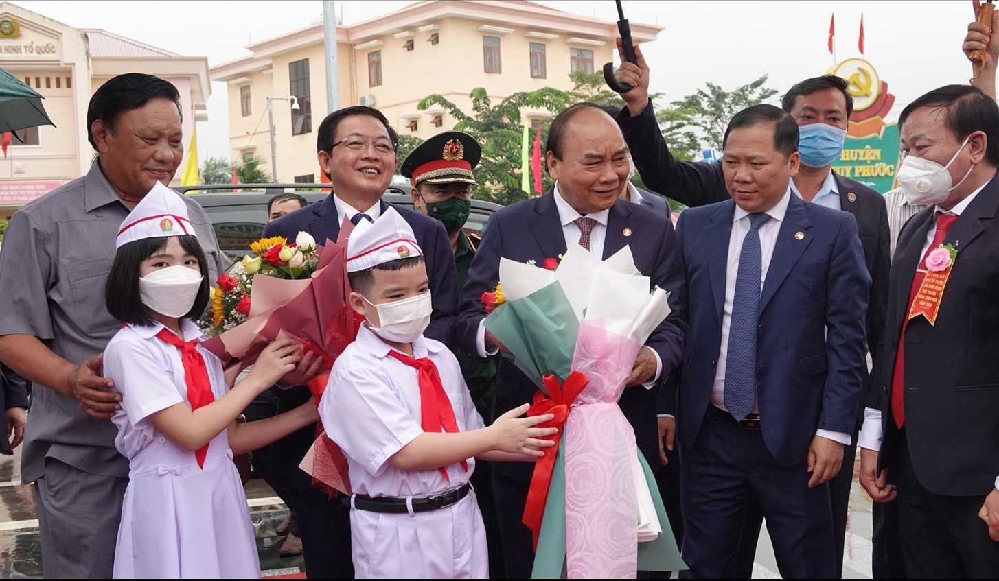 Ủy viên Bộ Chính trị, Chủ tịch nước Nguyễn Xuân Phúc đến dự buổi Lễ công bố huyện Tuy Phước đạt chuẩn NTM năm 2020