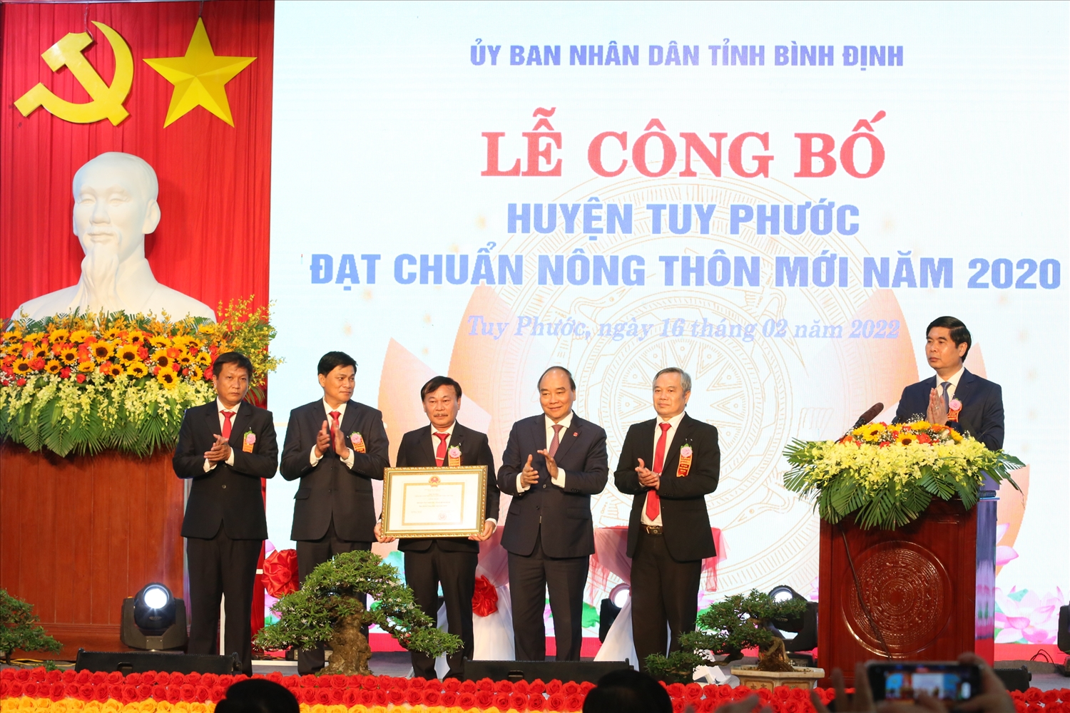 Chủ tịch nước Nguyễn Xuân Phúc trao Bằng chứng nhận huyện đạt chuẩn NTM cho lãnh đạo huyện Tuy Phước