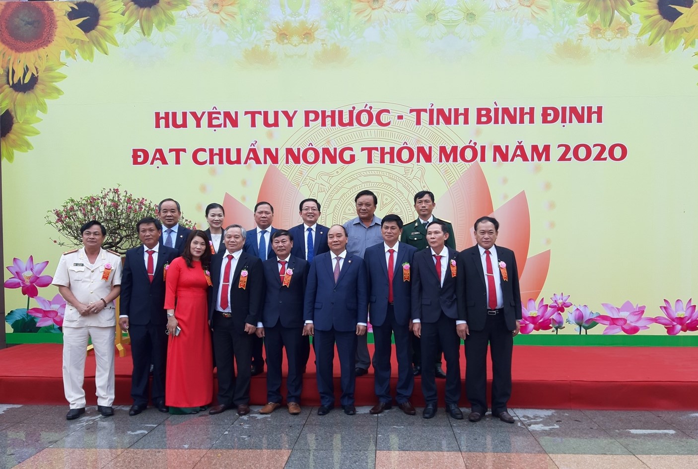 Chủ tịch nước Nguyễn Xuân Phúc chụp ảnh lưu niệm cùng các đại biểu