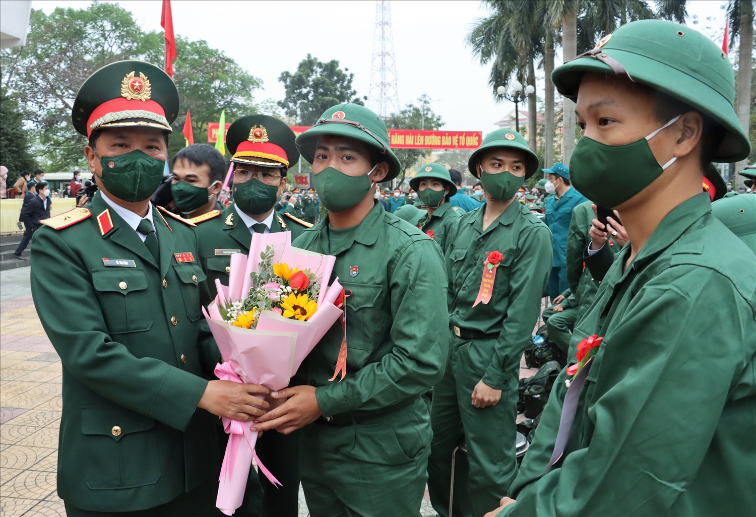 Thiếu tướng Hà Thọ Bình, Phó Tư lệnh, Tham mưu trưởng Quân khu 4 tặng hoa động viên thanh niên thành phố Huế trước khi lên đường nhập ngũ. Ảnh TRẦN TÌNH