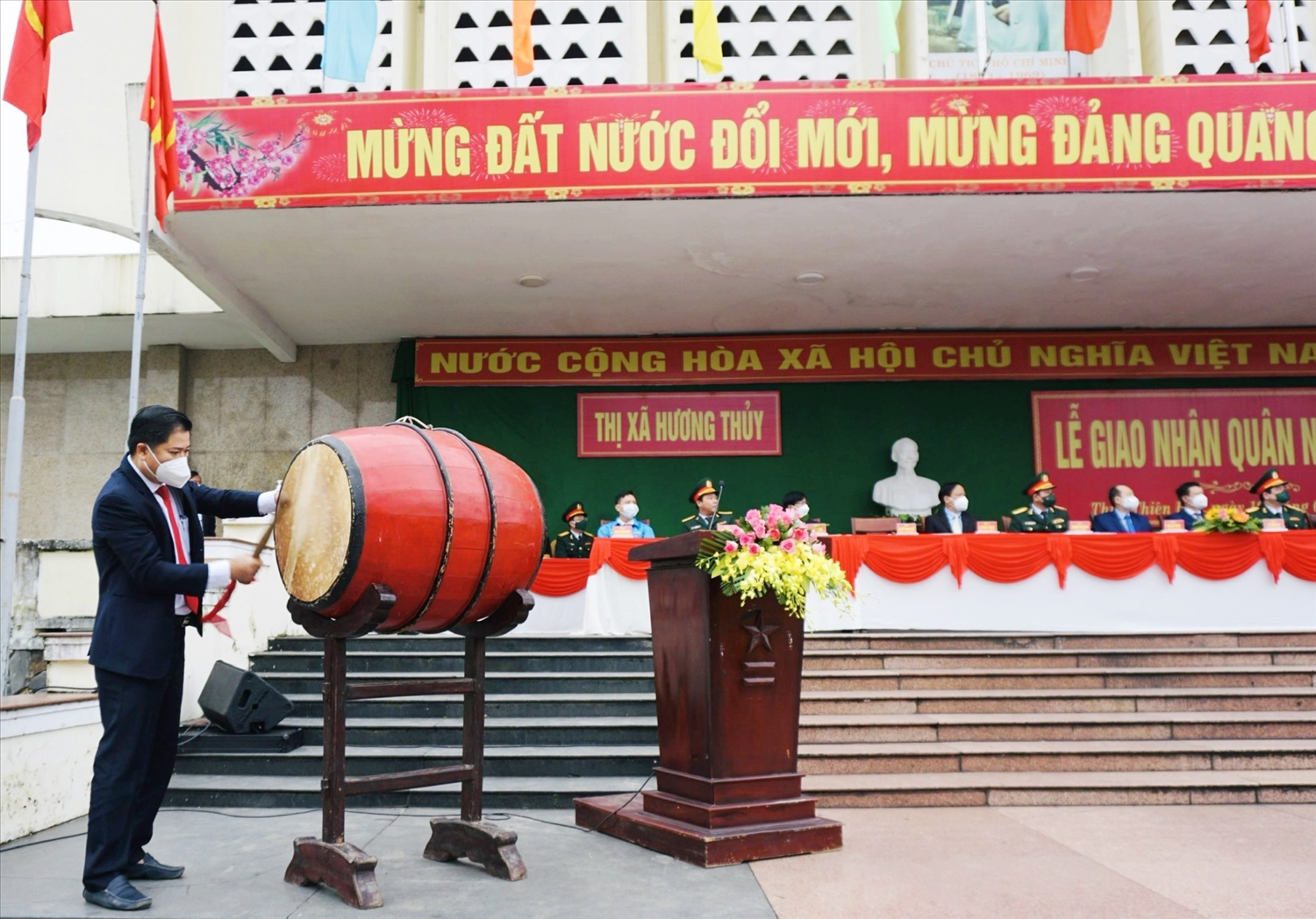 Đồng chí Nguyễn Thanh Minh, Chủ tịch UBND, Chủ tịch Hội đồng NVQS thị xã Hương Thủy, Thừa Thiên Huế đánh trống hội giao quân