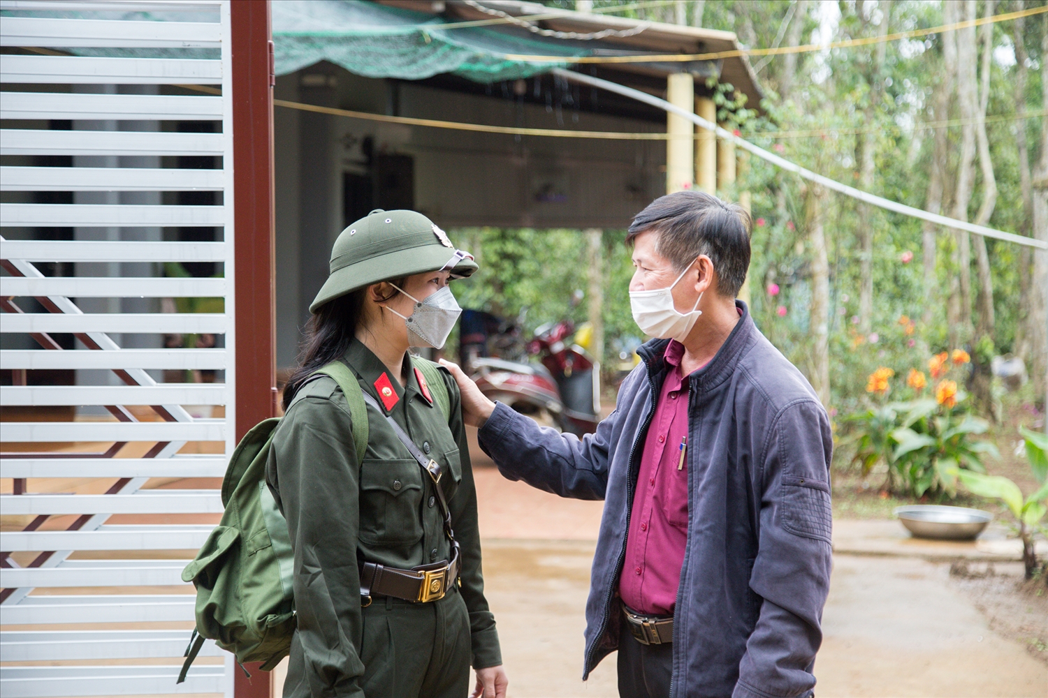 Nữ tân binh Nguyễn Thị Hải Vân ở TP. Đông Hà tỉnh Quảng Trị được bố căn dặn trước ngày tòng quân
