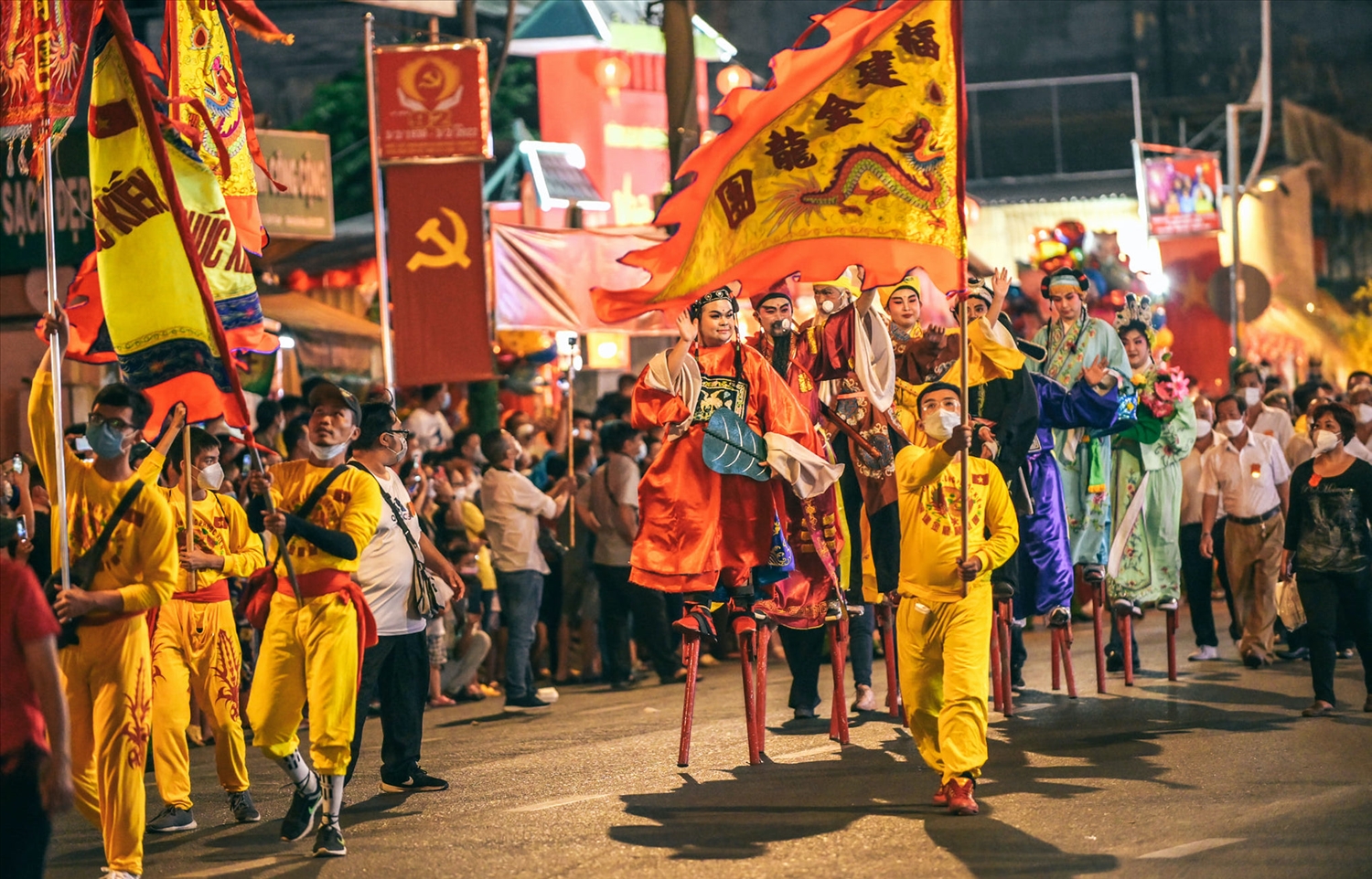Hoá trang thành các nhân vật thần thoại, diễu hành đường phố trong Lễ hội Nguyên tiêu 2022 