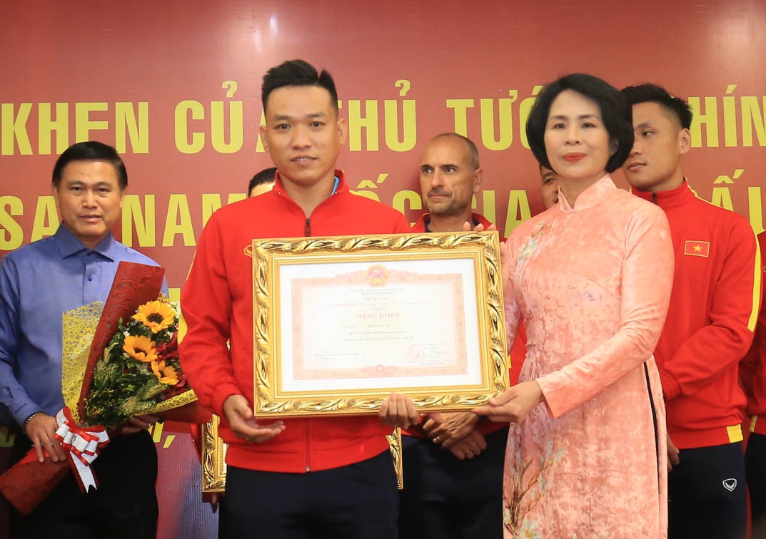 Đội trưởng Trần Văn Vũ nhận Bằng khen sau những nỗ lực cùng tuyển futsal Việt Nam 