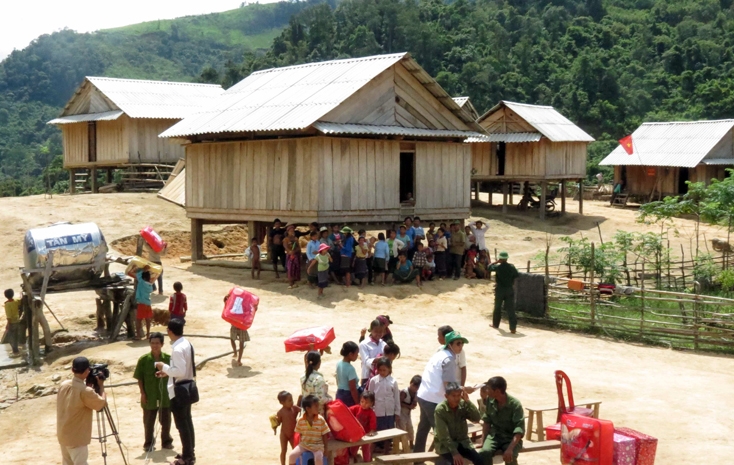 Nhiều căn nhà của đồng bào dân tộc thiểu số ở bản Tà Vờng (xã Trọng Hóa, huyện Minh Hóa, Quảng Bình) được Nhà nước hỗ trợ kinh phí đầu tư xây dựng