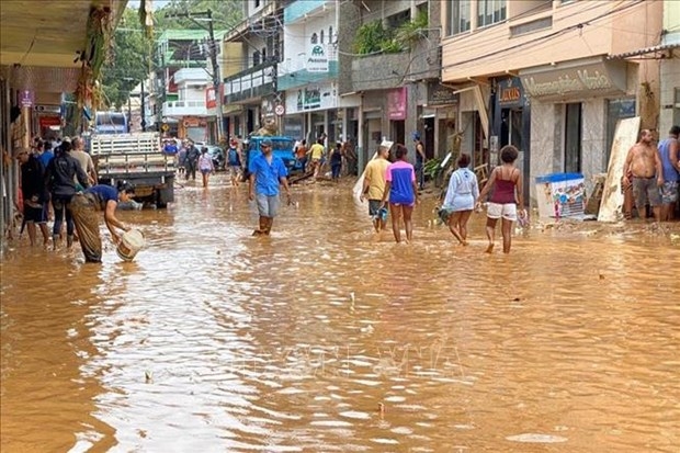 Mưa lớn gây ngập lụt tại nhiều tuyến phố Brazil (Ảnh TTXVN)