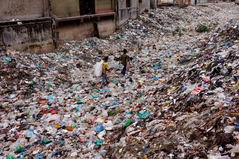 Rác thải nhựa gây ra ô nhiễm môi trường đất, nguồn nước và không khí 