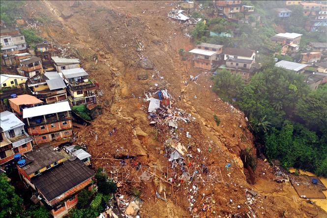 Cảnh tan hoang sau sạt lở đất do mưa lớn tại Brazil (Ảnh TTX VN)