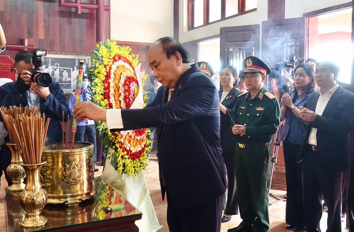 Chủ tịch nước Nguyễn Xuân Phúc dâng hương tưởng nhớ Thủ tướng Phạm Văn Đồng tại Khu lưu niệm Thủ tướng Phạm Văn Đồng, tỉnh Quảng Ngãi