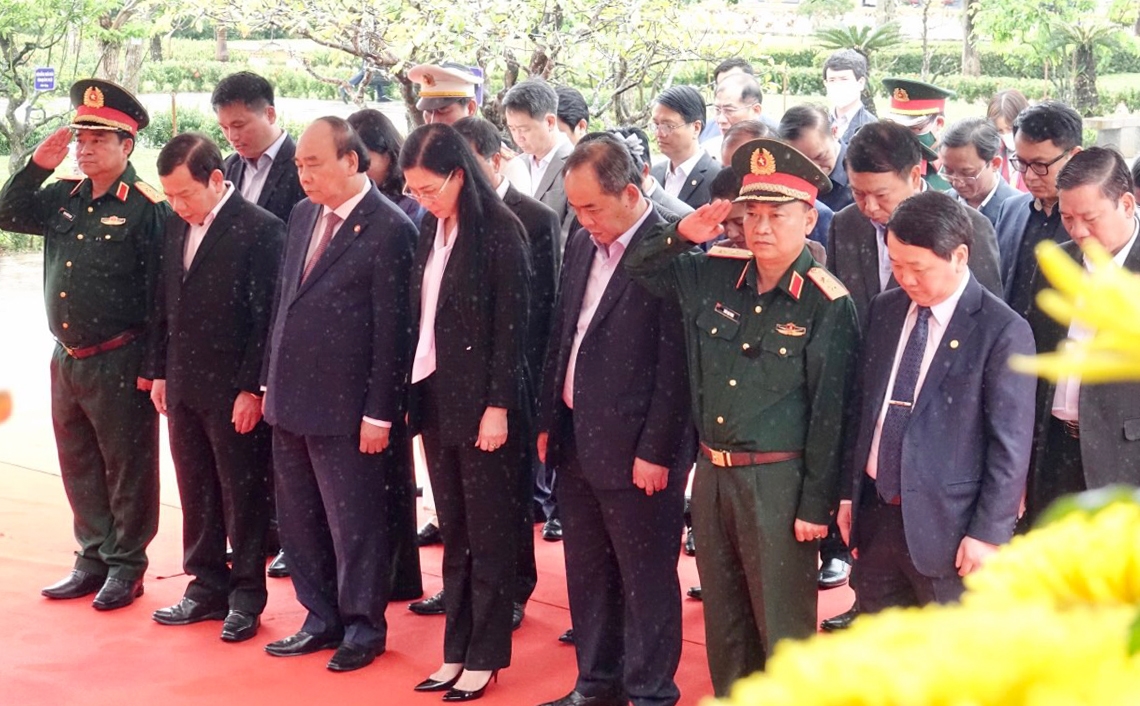 Chủ tịch nước và các thành viên trong đoàn dâng hương tưởng nhớ Thủ tướng Phạm Văn Đồng tại Khu lưu niệm Thủ tướng Phạm Văn Đồng, tỉnh Quảng Ngãi