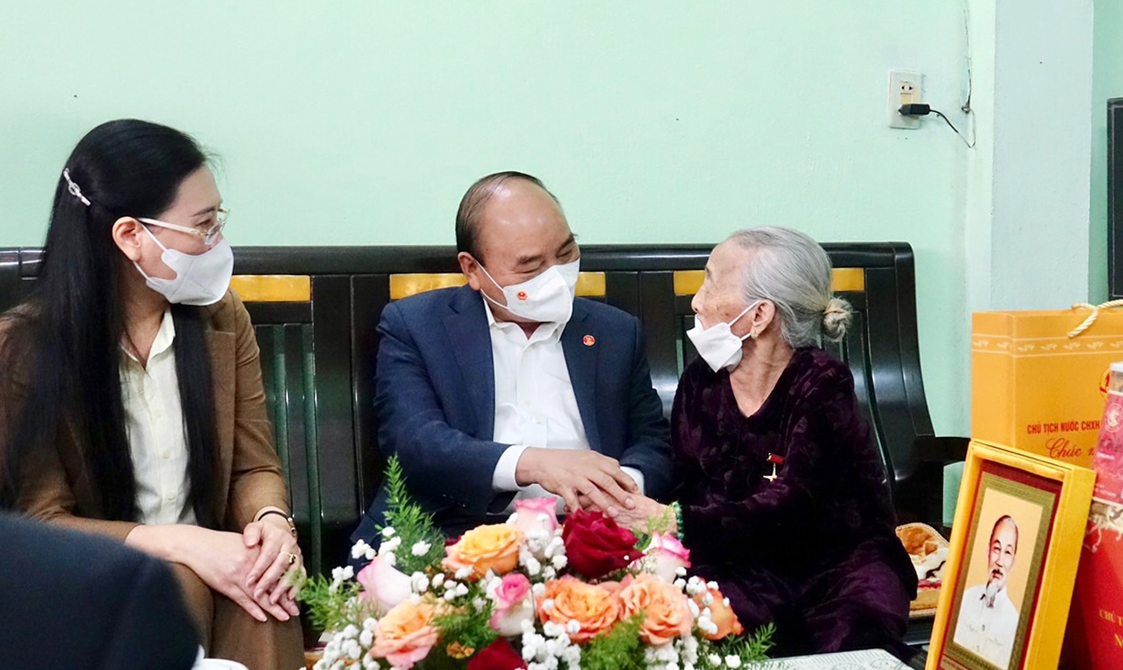 Chủ tịch nước thăm Mẹ Việt Nam Anh hùng Dương Thị Hơn