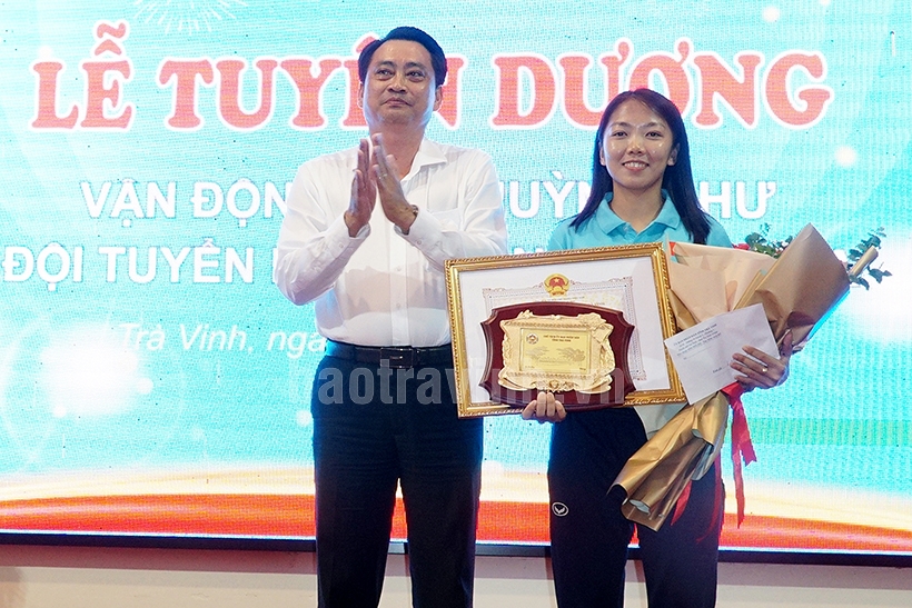 Ông Nguyễn Quỳnh Thiện, Phó Chủ tịch UBND tỉnh Trà Vinh tặng Bằng khen của UBND tỉnh cho tuyển thủ Huỳnh Như (Ảnh: BTV)