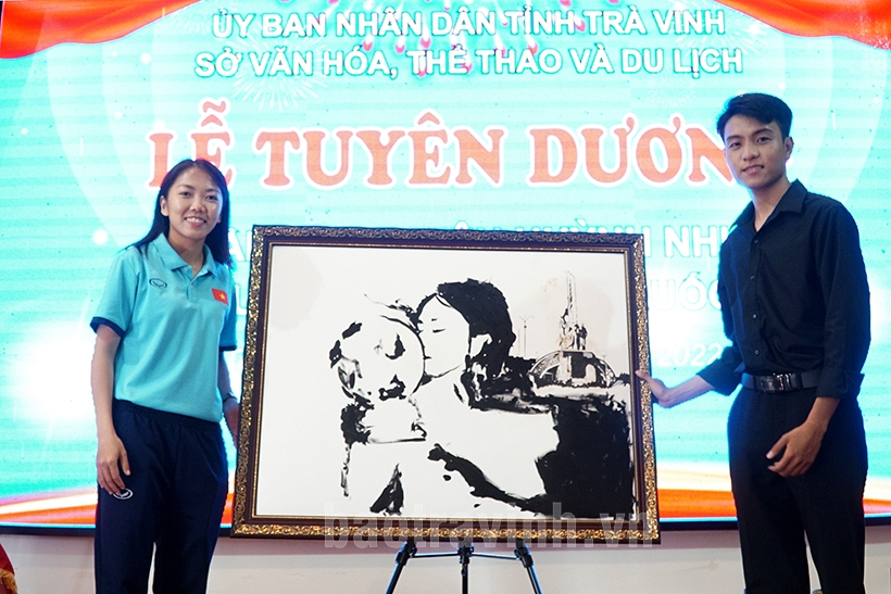 Họa sĩ Nguyễn Bình Thuận vẽ và tặng bức tranh cho Huỳnh Như.
