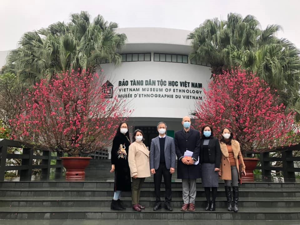 Đại sứ quán Tây Ban Nha (người đứng thứ ba từ phải qua trái) đến tham quan, trải nghiệm văn hóa tại Bảo tàng Dân ttoojc học Việt Nam hôm 11/2