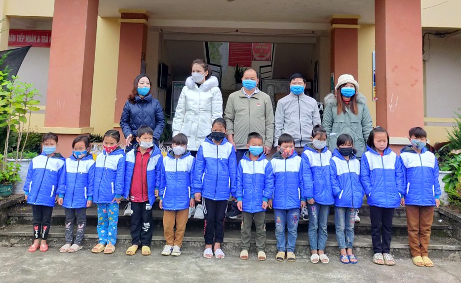 Ban Dân tộc tỉnh và nhà tài trợ tặng áo ấm cho 60 học sinh Trường Tiểu học xã Cổ Linh (Pác Nặm).