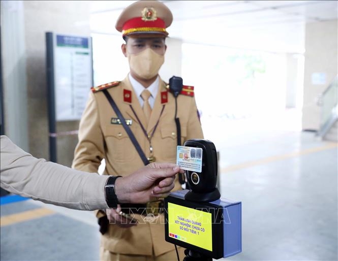 Dùng căn cước công dân gắn chíp điện tử để quét mã QR tại các ga đường sắt trên cao Hà Nội. Ảnh: Phạm Kiên/TTXVN