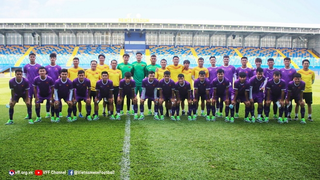 Ban huấn luyện và các cầu thủ U23 Việt Nam tại sân Prince.Ảnh: VFF
