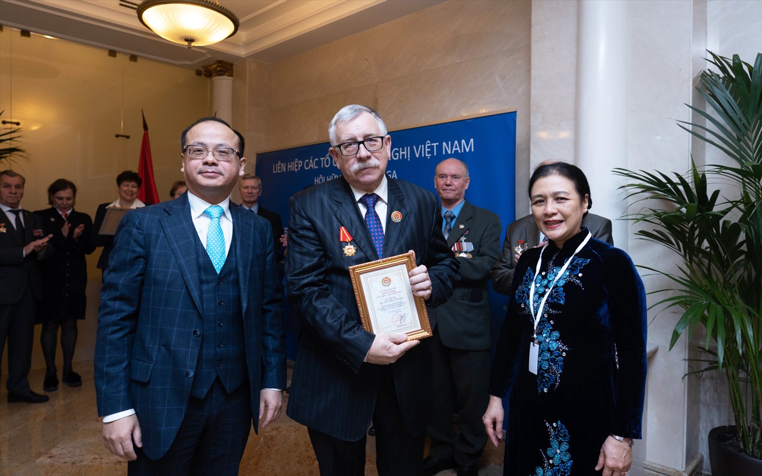Ông Piotr Tsvetov nhận kỷ niệm chương của Hội Hữu nghị Việt-Nga vì những đóng góp tích cực cho hợp tác nhân dân hai nước, Moskva, tháng 12/2021. Ảnh: THANH THỂ