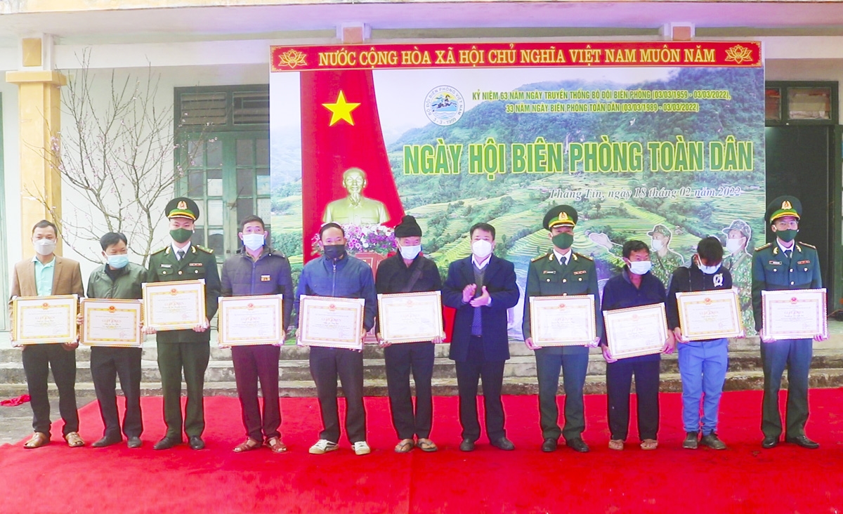Các tập thể, cá nhân nhận Giấy khen của UBND huyện Hoàng Su Phì vì đã có thành tích xuất sắc trong thực hiện Chỉ thị số 01/CT-TTg, ngày 9/1/2015 của Thủ tướng Chính phủ