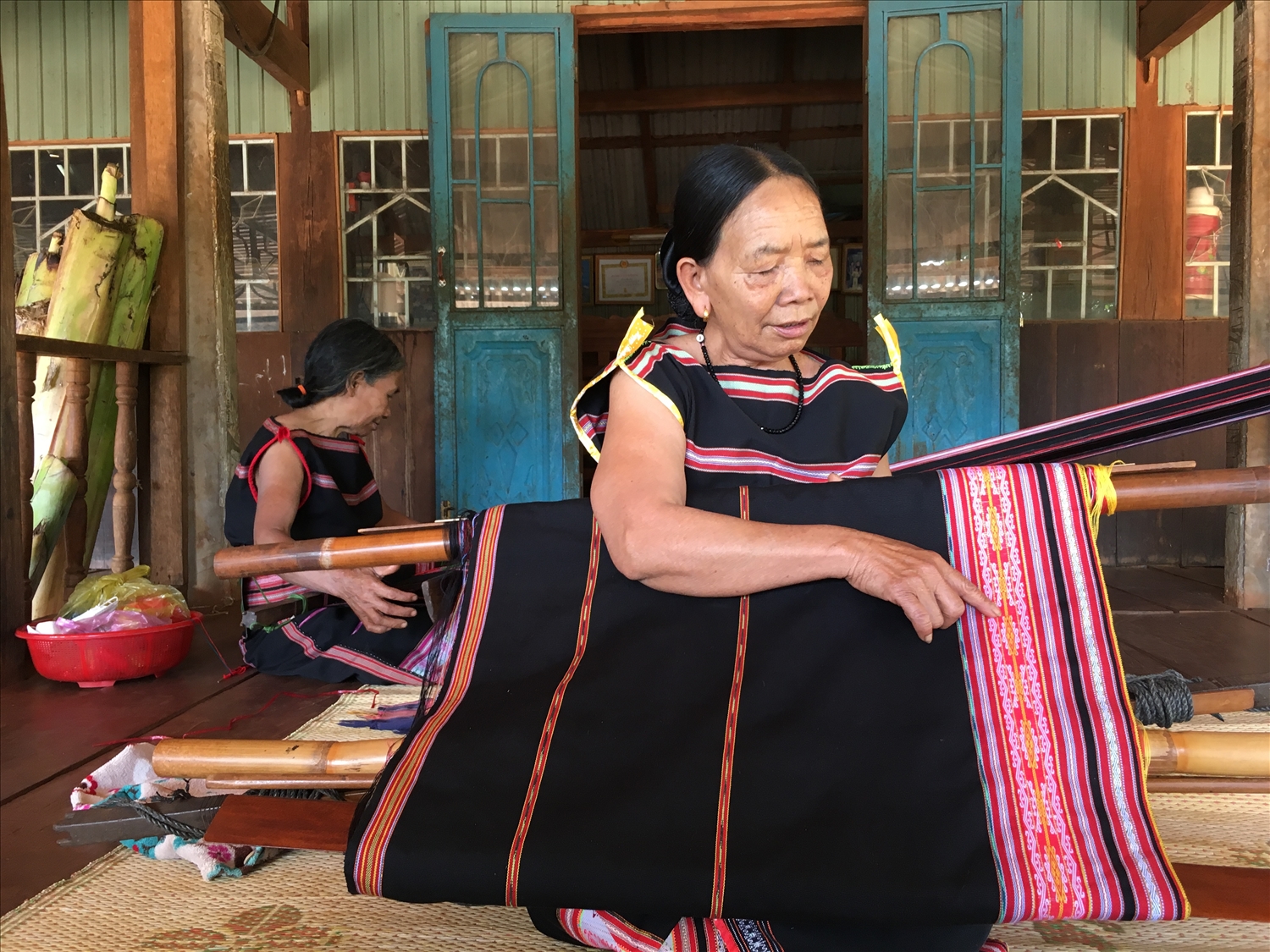 Bằng đôi tay khéo léo và sự sáng tạo, người phụ nữ Tây Nguyên đã dệt nên những bộ trang phục truyền thống mang đặc trưng văn hóa tộc người. 