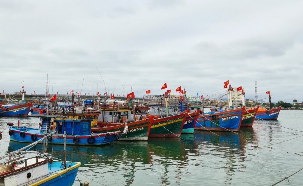 Ngư dân tại cảng cá Lệ Thủy (Quảng Bình) chuẩn bị cho lễ “Mở biển” đầu năm