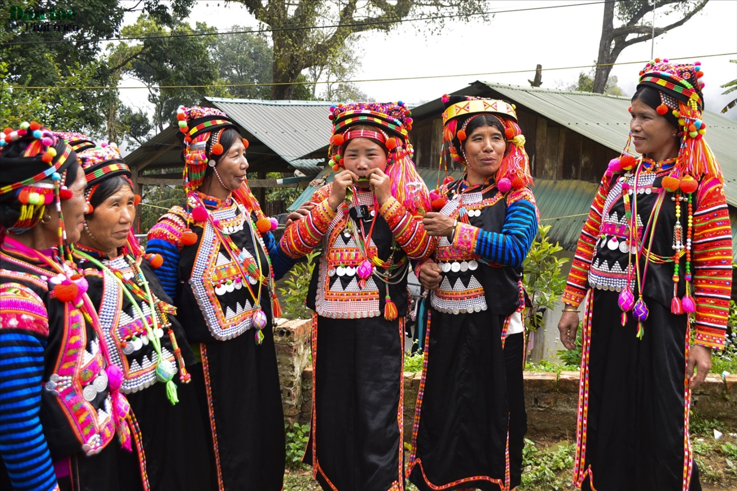 Lễ cúng rừng cũng là ngày hội xuân để các thiếu nữ Hà Nhì trổ tài thổi khèn lá