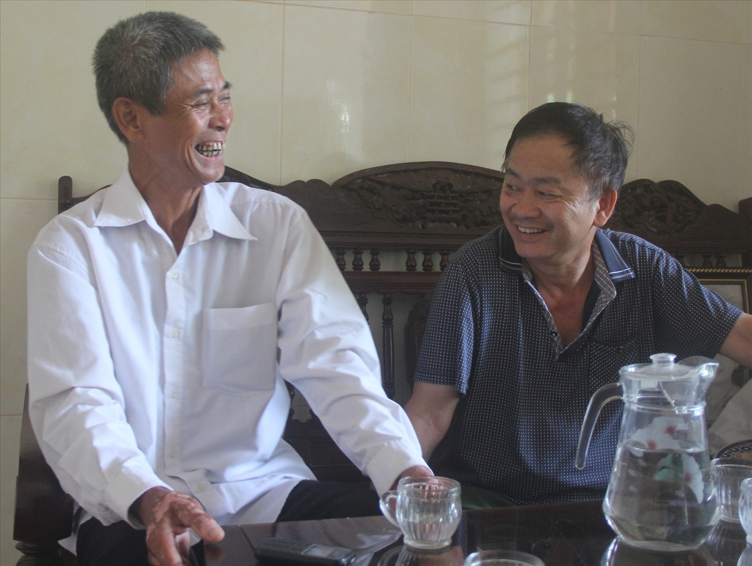 Đôi bạn tù Nguyễn Sĩ Lý (bên phải) và Cao Tiến Mùi, cứ gặp nhau là mừng rỡ khôn xiết