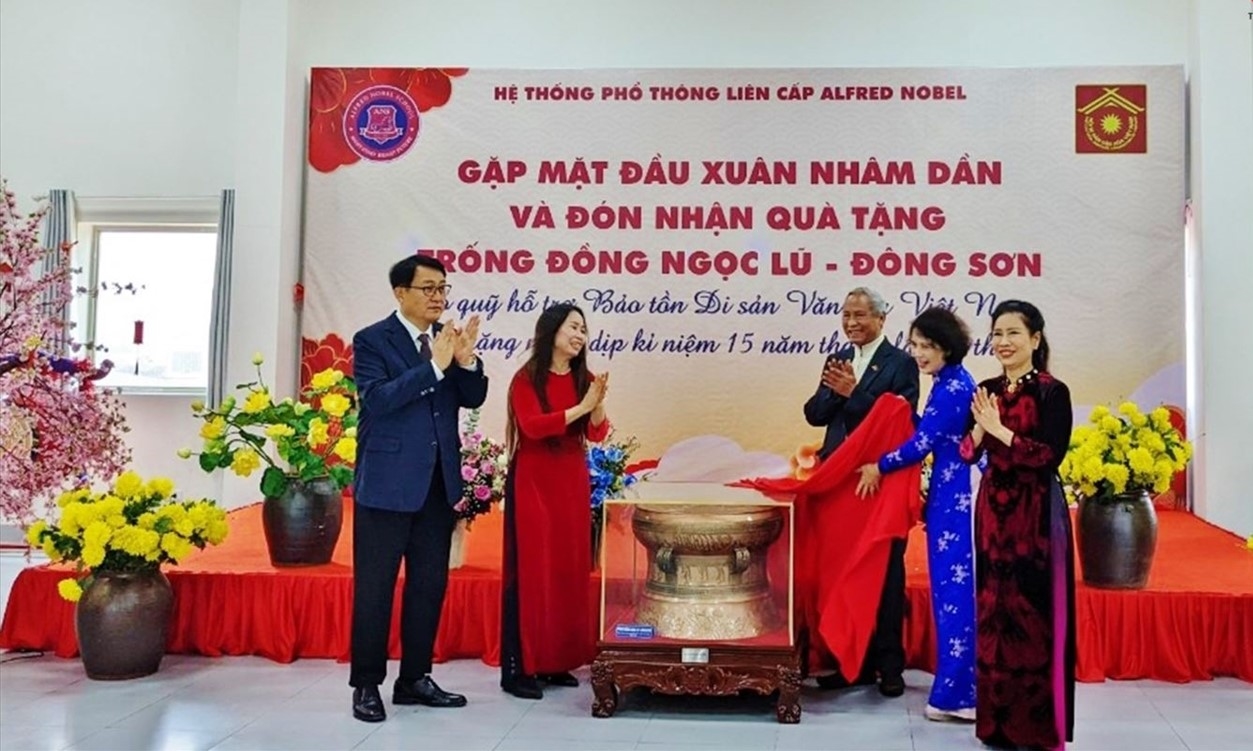 Quỹ bảo tồn Di sản Văn hóa Việt Nam tiến hành trao tặng tiêu bản bảo vật văn hóa Trống đồng Ngọc Lũ - Đông Sơn cho Hệ thống Phổ thông Liên cấp Alfred Nobel (Ảnh : BTT)