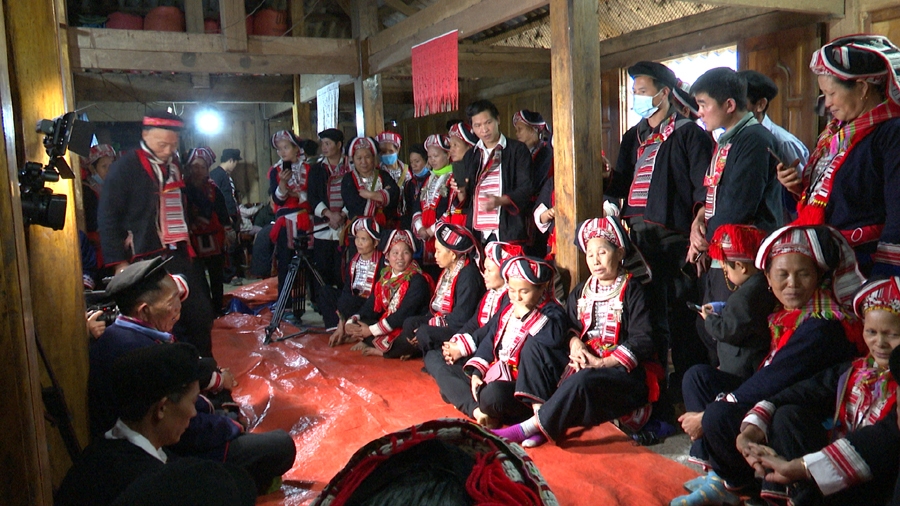 Đồng bào Dao Đỏ trong thôn tham gia Lễ cầu mùa.