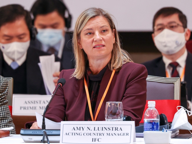 Bà Amy Luinstra, Quyền Giám đốc Quốc gia cấp cao của IFC nhấn mạnh những kết quả rất tích cực của Việt Nam trong năm 2021 khi dịch bệnh diễn biến phức tạp. Ảnh VGP/Nhật Bắc