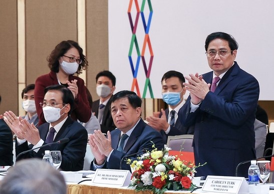 Thủ tướng Phạm Minh Chính trực tiếp lắng nghe các kiến nghị, góp ý của cộng đồng doanh nghiệp, các tổ chức quốc tế về phục hồi kinh tế và phát triển chuỗi cung ứng trong bối cảnh bình thường mới. Ảnh: VGP/Nhật Bắc