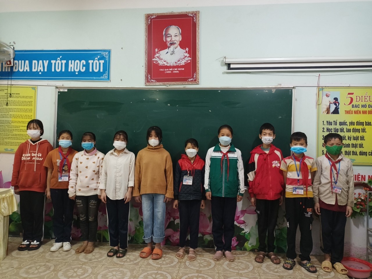 Nhiều em học sinh trường THCS Thị trấn Yên Minh không có đủ áo ấm, tất ấm trong mùa Đông