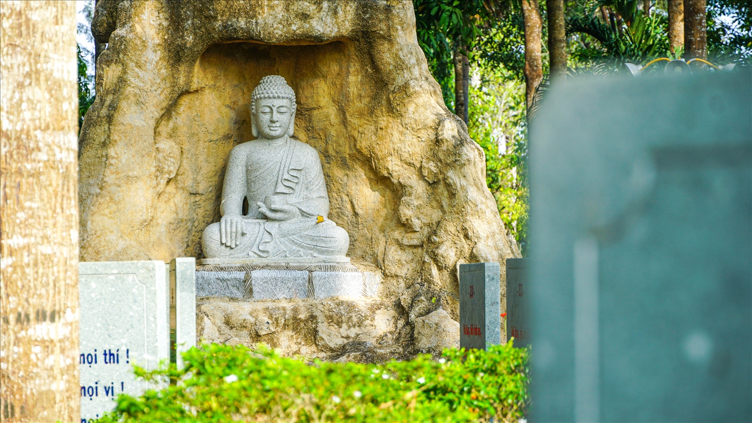 Ở giữa khu vườn là tượng Phật A Di Đà bằng đá hướng về 4 hướng khác nhau