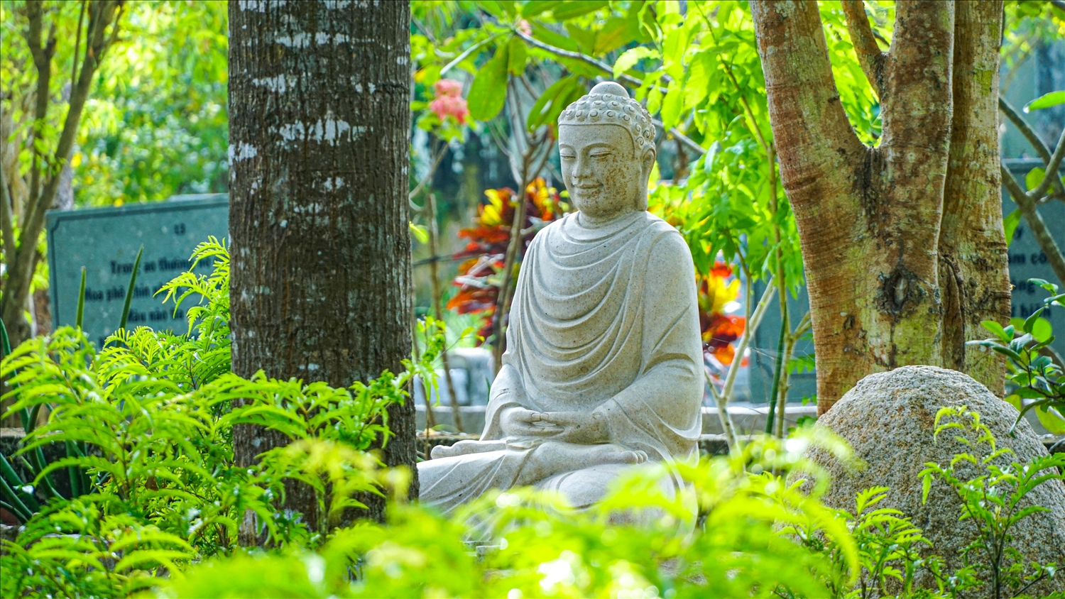 Trong khuôn viên Tổ đình có rất nhiều tượng Phật bằng đá được điêu khắc tỉ mỉ tinh tế
