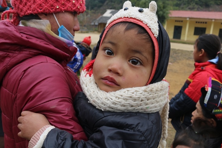 Em bé Xinh Mun theo mẹ đến lễ hội trong ngày biên cương giá lạnh 2 độ C ở Yên Châu, Sơn La. Ảnh: Thúy Hằng
