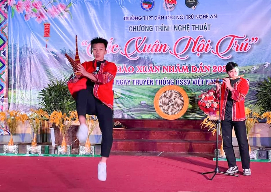 Học sinh biểu diễn thổi sáo và múa khèn Mông tại chương trình Sắc xuân nội trú năm 2022.