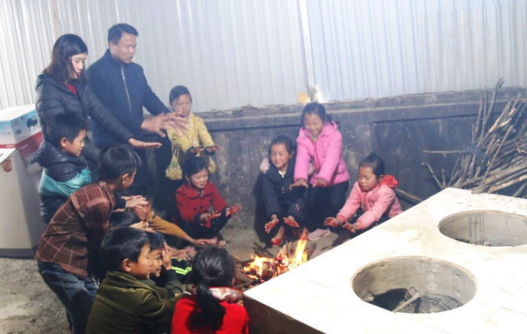 Thầy, cô giáo và học sinh Trường Tiểu học Tả Phìn, huyện Sìn Hồ (Lai Châu) sưởi ấm trong những ngày rét đậm, rét hại