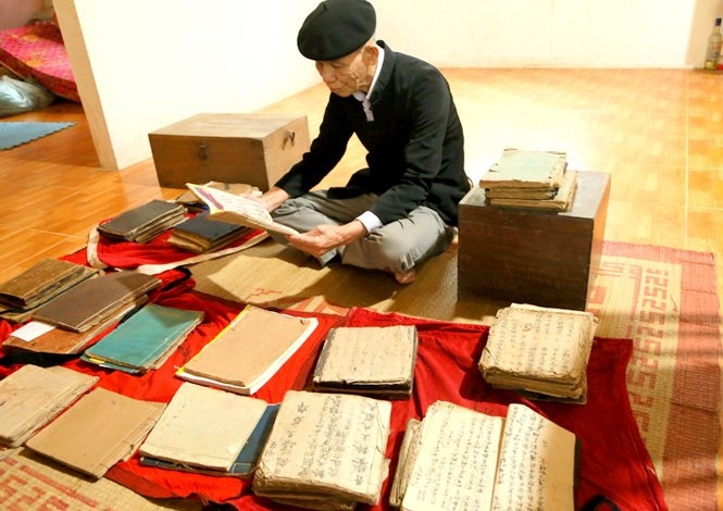 Ông Hoàng Văn Tân, thôn Nà Thom, xã Khuôn Hà, huyện Lâm Bình sở hữu nhiều cuốn sách cổ có tuổi đời hằng trăm năm.