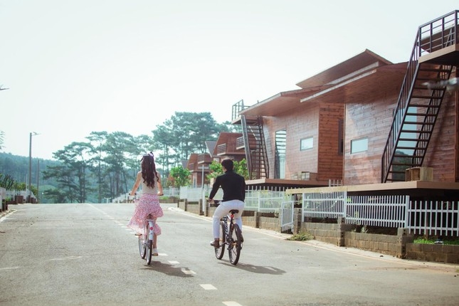 Du khách có thể trải nghiệm hoạt động đi xe đạp nghỉ dưỡng tại The Eco Tropicana Garden