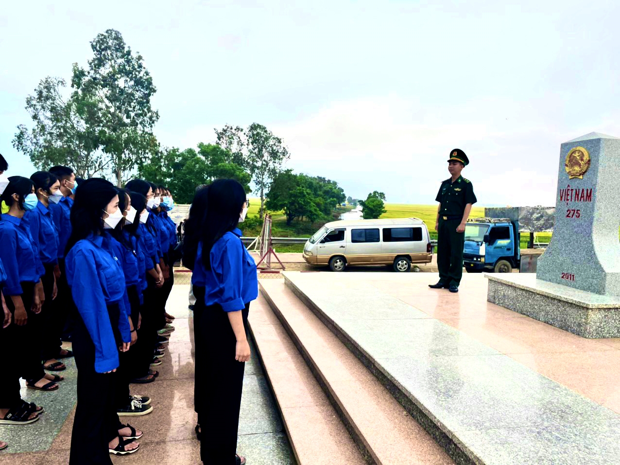 Cán bộ Đồn BPCKQT Tịnh Biên tuyên truyền về chủ quyền, an ninh biên giới cho đoàn viên, thanh niên.