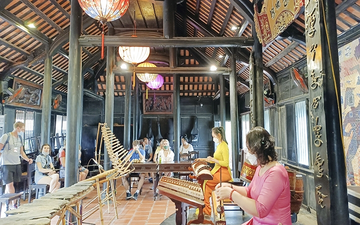 Khách du lịch Nga thưởng thức tiết mục biểu diễn âm nhạc truyền thống tại Nha Trang, tỉnh Khánh Hòa. (Ảnh THÀNH NGUYỄN)