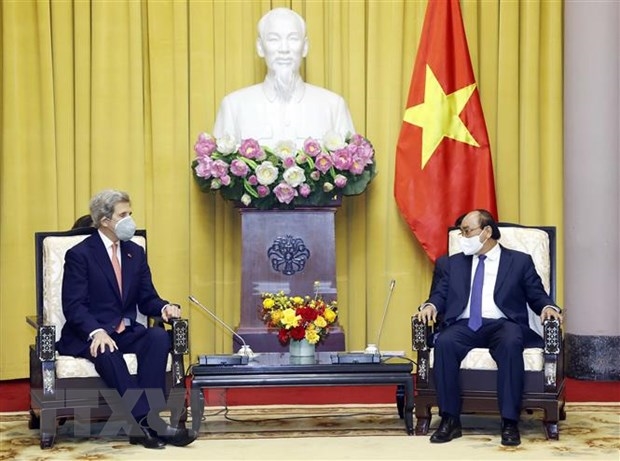 Chủ tịch nước Nguyễn Xuân Phúc tiếp Đặc phái viên của Tổng thống Hoa Kỳ John Kerry. (Ảnh: Thống Nhất/TTXVN)