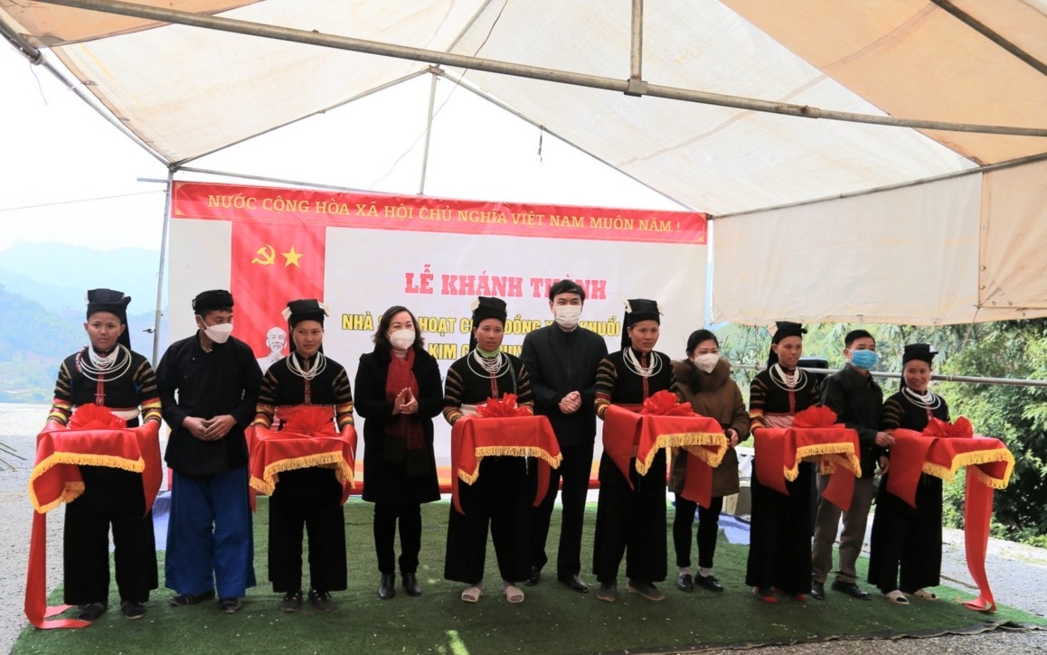 Các đại biểu cắt bằng khánh thành nhà văn hóa sinh hoạt cộng đồng xóm Khuổi Khon, xã Kim Cúc (Bảo Lạc).
