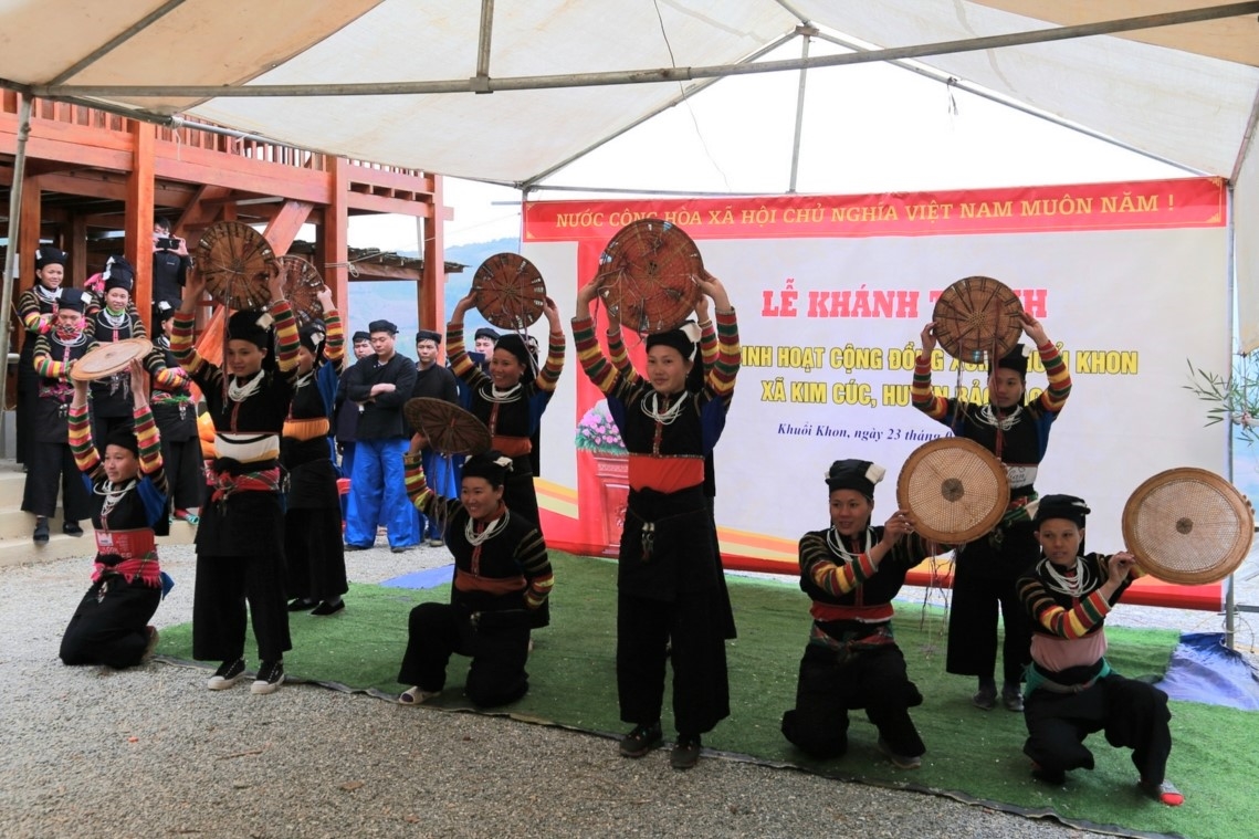 Nhân dân xóm Khuổi Khon, xã Kim Cúc (Bảo Lạc) biểu diễn văn nghệ tại Lễ khánh thành.