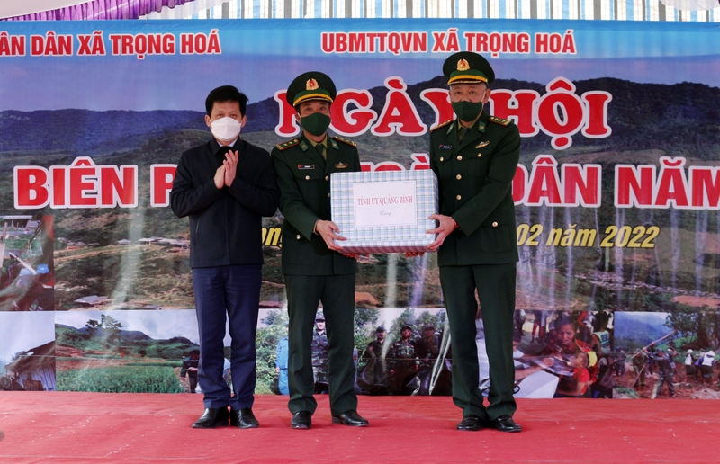 Trưởng ban Dân vận Tỉnh ủy Quảng Bình -Lê Văn Bảo trao quà của Tỉnh ủy cho Đồn BP Ra Mai